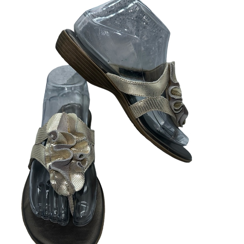 Clarks Leather Slip on metallic Thong Sandal w/ Flower, sz 7